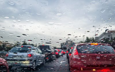 Tormenta eléctrica y vas en coche. ¿Qué haces?